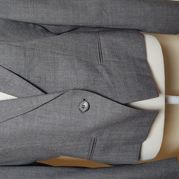 The Executive Club Women's Blazer - Picture 2 of 9